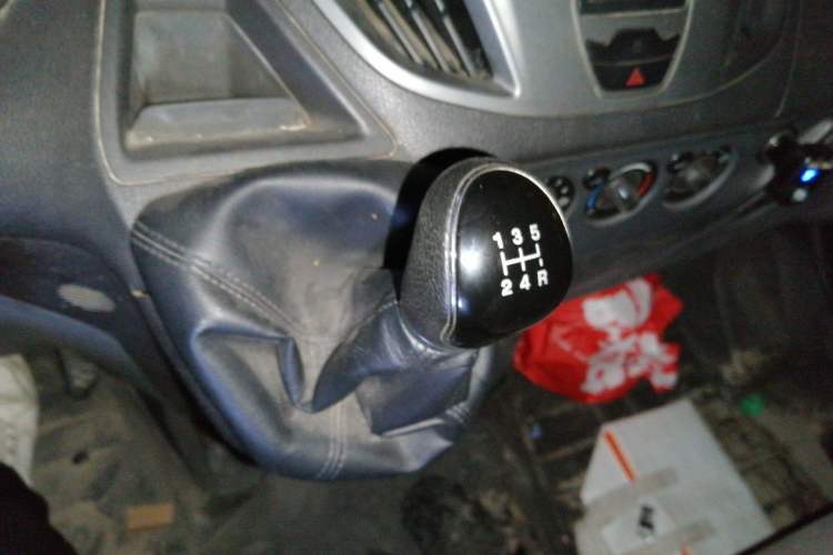 Used Ford Transit 2017 2.0T Diesel Multi-Purpose Commercial Vehicle Short Wheelbase Low Roof China V Standard Gear Lever