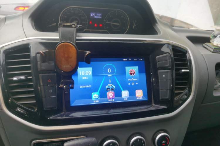 Used SAIC MAXUS Xintu V80 2019 2.5T Classic AMT Aoyuntong Facelifted Short-Wheelbase Mid-Roof 5/6-Seater Audio And AC Panel