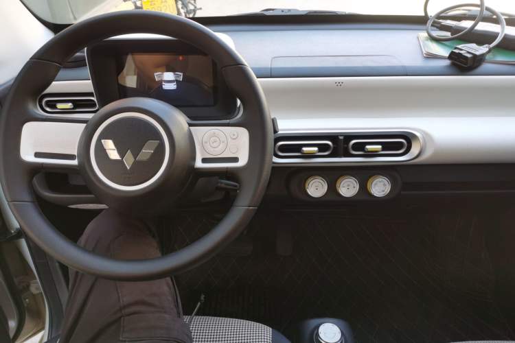 Used Wuling Hongguang MINIEV 2024 3rd Generation 215km Youth Edition Center Console