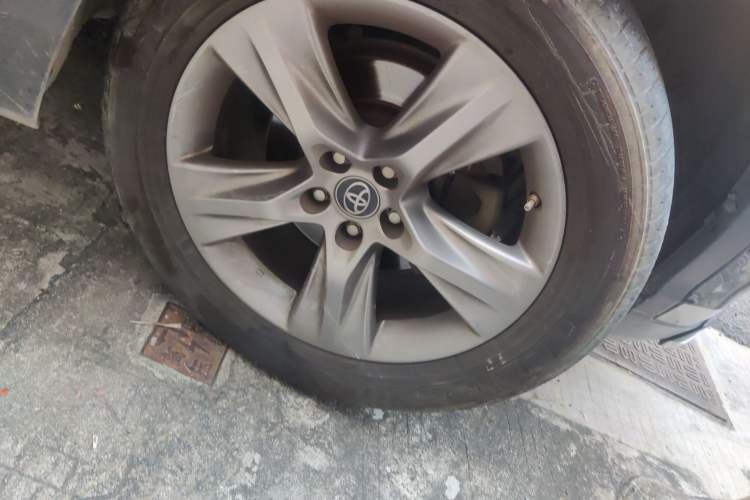 Used Toyota Highlander 2018 2.0T Four-Wheel Drive Luxury Version 7 Seats China VI Standard Right Front Wheel Hub