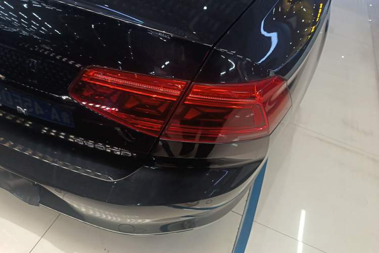 Used Volkswagen Magotan 2020 330TSI DSG Leading Model Right Rear Taillight