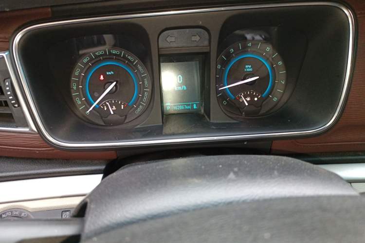 Used Buick GL8 2014 2.4L LT Luxury Business Executive Edition Odometer Close Up