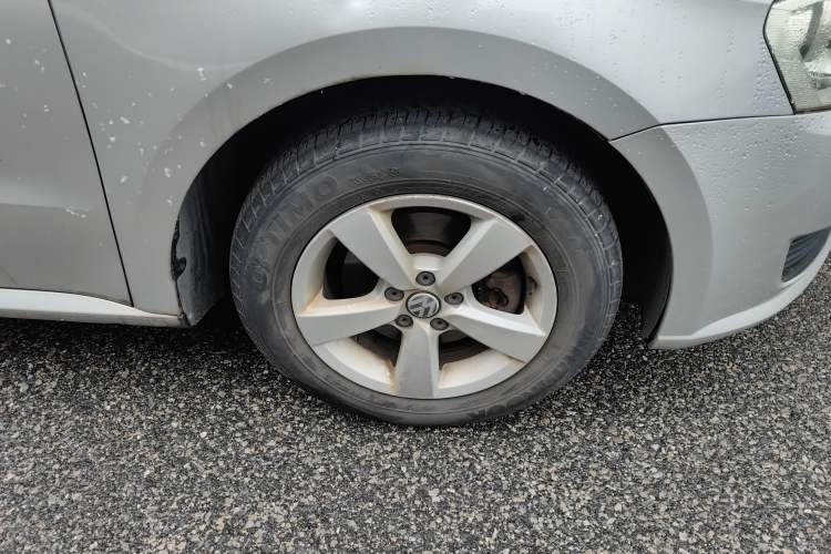 Used Volkswagen Lavida 2013 Revised Classic 1.6L Manual Fashion Edition Right Front Wheel Hub