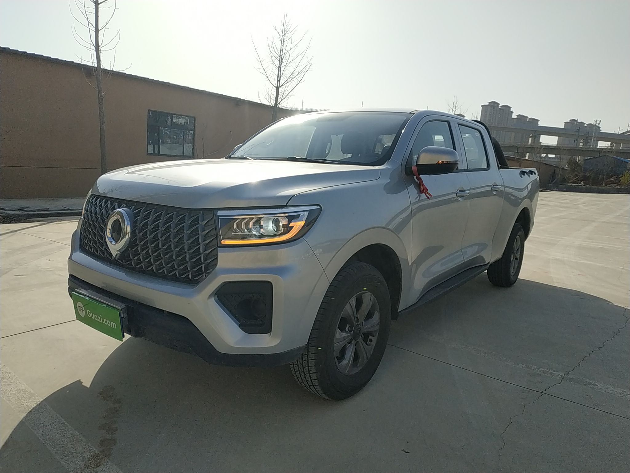 Под передней частью автомобиля