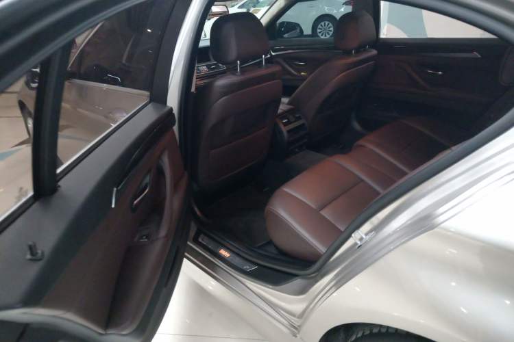 Used BMW 5 Series 2014 525Li Luxury Design Package Left Rear Seat