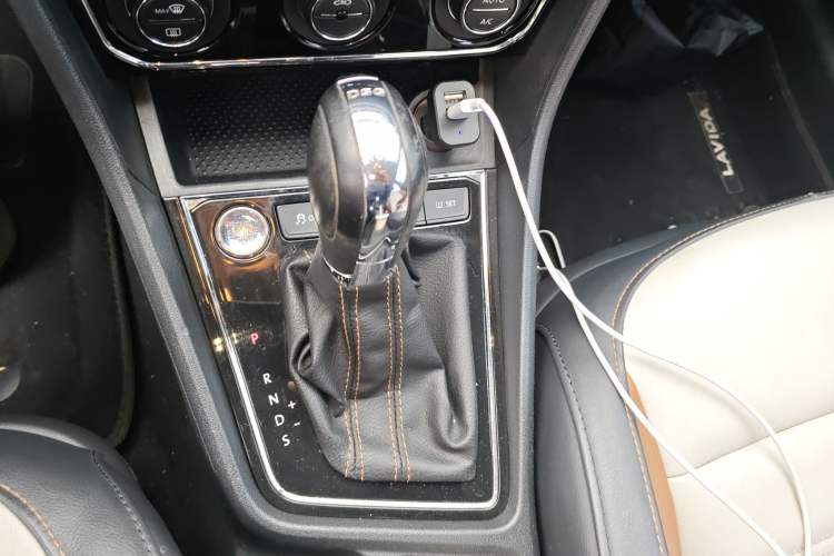 Used Volkswagen Cross Lavida 2017 230TSI DSG Luxury Edition
