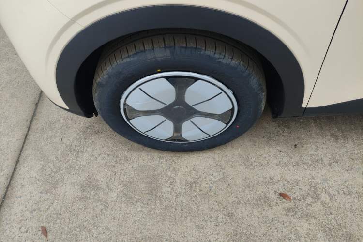 Used Geely Galaxy Geome 2026 Model 310km Youth Edition Left Front Wheel Hub