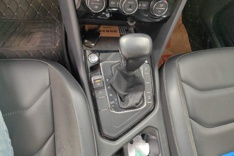 Used Volkswagen Tiguan L 2019 Revised Version 330TSI Automatic Two-Wheel Drive Panoramic Comfort Edition China V Standard Gear Lever