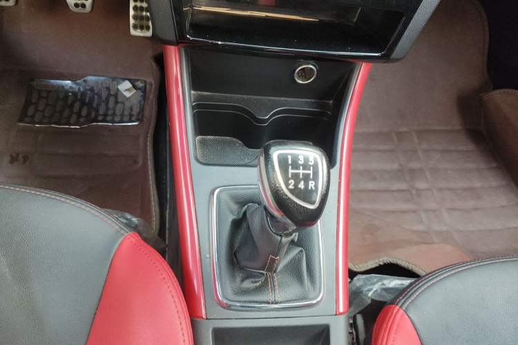 Used BAIC Senova X25 2015 1.5L Manual Elite Edition Gear Lever