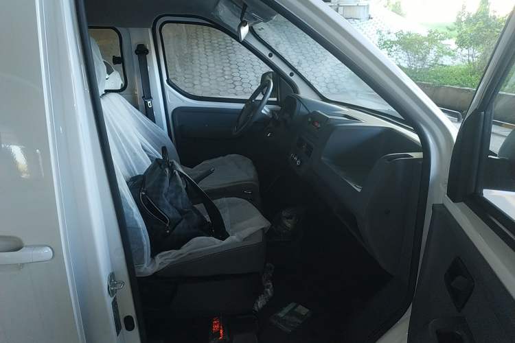 Used Wuling Yangguang 2024 300KM Comfort Version Passenger Van 75kW