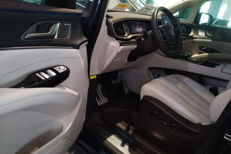 Used Denza D9 2025 DM-i Intelligent Drive 1020 Four-Wheel Drive Flagship Model
