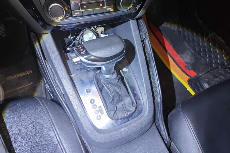 Used Volkswagen Sagitar 2014 Revised Version 1.4TSI Automatic Luxury Edition Gear Lever