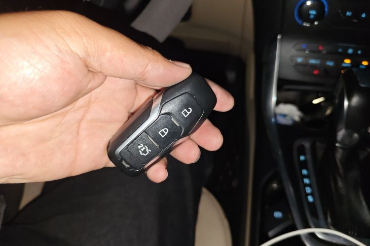 Used Ford Edge 2015 2.0T GTDi Two-Wheel-Drive High-Line Version
