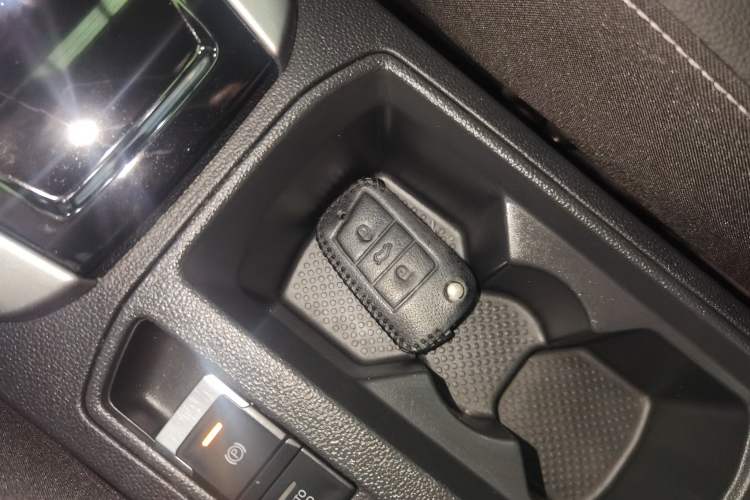 Used Volkswagen T-ROC 2019 230TSI DSG Two-Wheel-Drive Advanced Version China VI Standard Vehicle Key