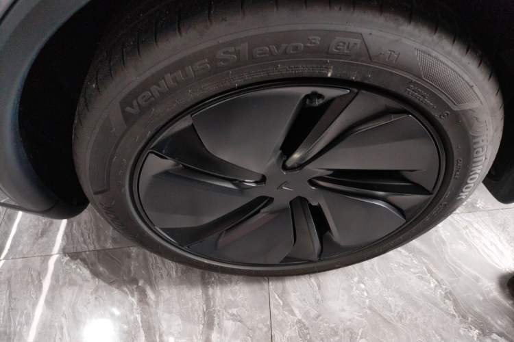 Used Tesla Model Y 2025 Long-Range All-Wheel-Drive Version