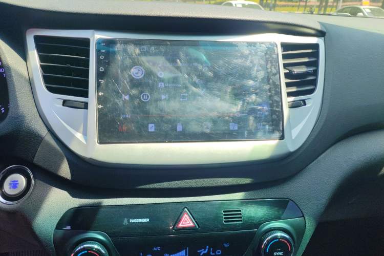 Used Hyundai Tucson 2015 1.6T Dual-Clutch Two-Wheel-Drive Smart Model Audio And AC Panel