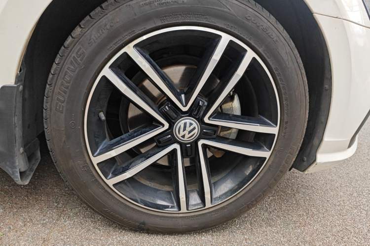 Used Volkswagen Lamando 2019 280TSI DSG Comfort Edition China VI standard Right Front Wheel Hub