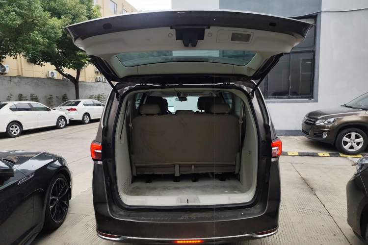 Used Buick GL8 2023 Land Executive Class Comfort Model