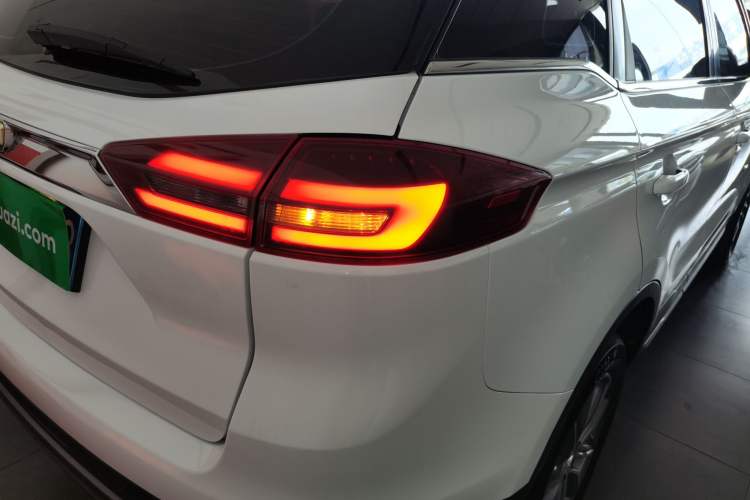 Used Geely Auto Emgrand X7 Sport 2018 1.8TD Automatic Two-Wheel Drive Smart Connect 4G Internet Edition Right Rear Taillight