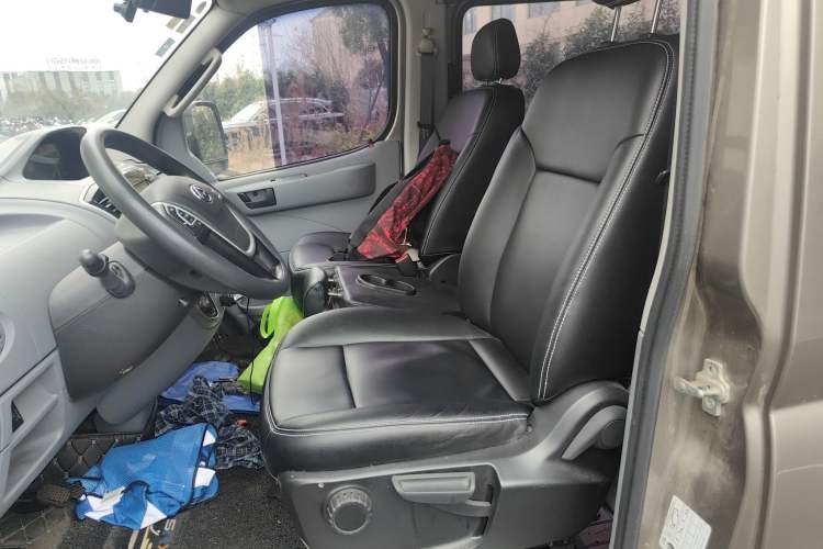 Used SAIC MAXUS Xintu V80 2019 2.5T Classic AMT Aoyuntong Short Wheelbase Mid-Roof 5/6-Seater Left Front Seat