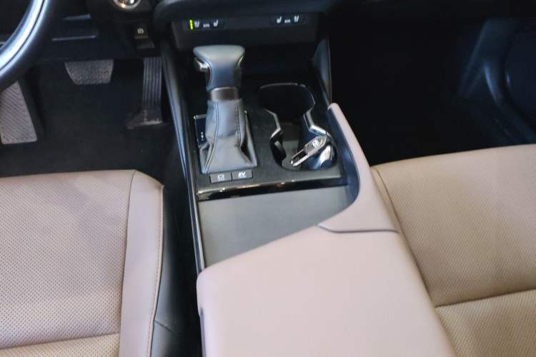 Used Lexus ES 2022 300h Deluxe Edition
