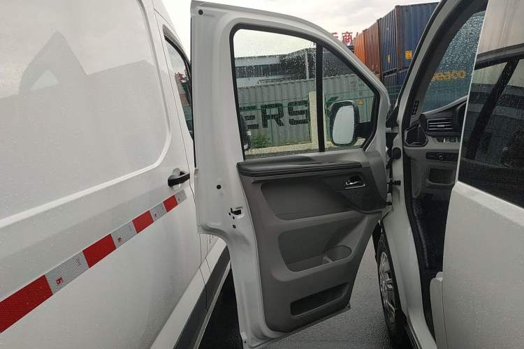 Used SAIC MAXUS Xintu V70 2023 2.0T Elite Edition Automatic Short Wheelbase Low Roof – 5/6 Seats