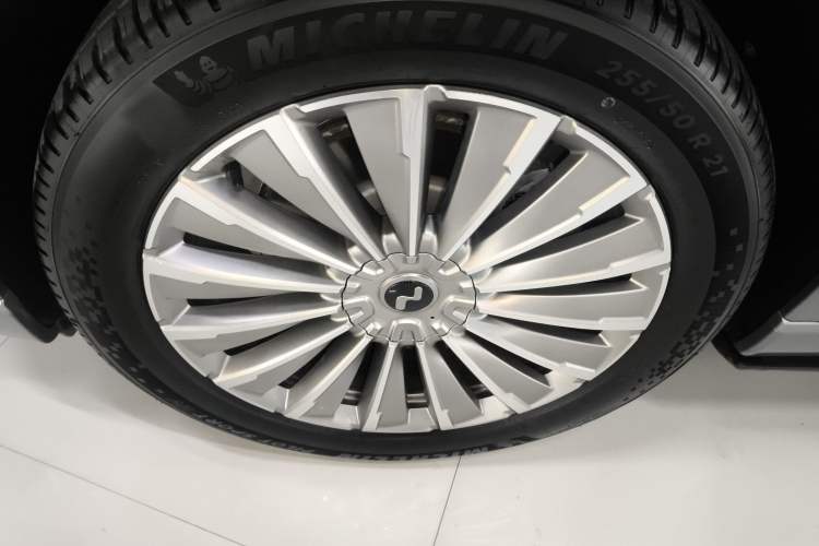 Used ONVO Luxeed L90 2025 Model—Max Six-Seater Version
