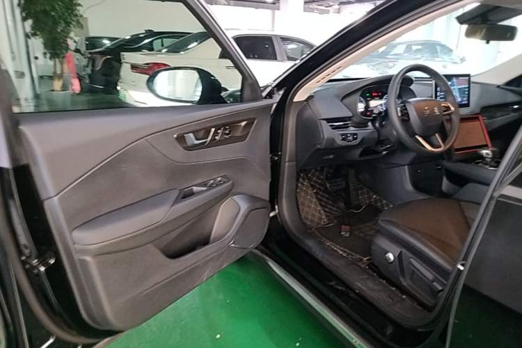 Used Hongqi E-QM5 2022 431 km Charge & Enjoy Edition