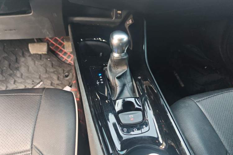 Used Toyota IZOA 2018 2.0L Yichi Edition China V Standard Gear Lever
