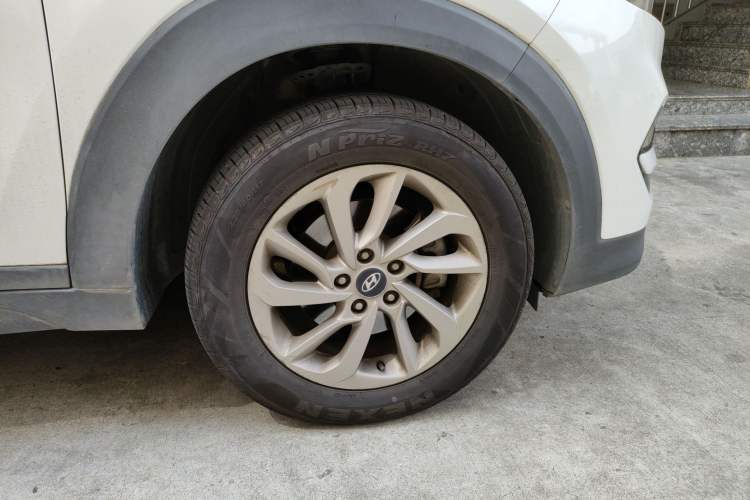 Used Hyundai Tucson 2015 1.6T Dual-Clutch Two-Wheel-Drive Smart Model Right Front Wheel Hub