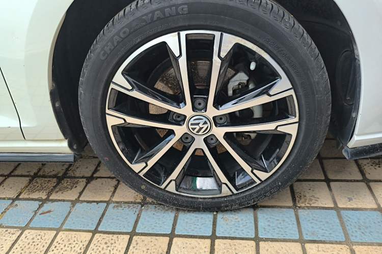 Used Volkswagen Golf 2018 280TSI Automatic R-Line Model Right Front Wheel Hub