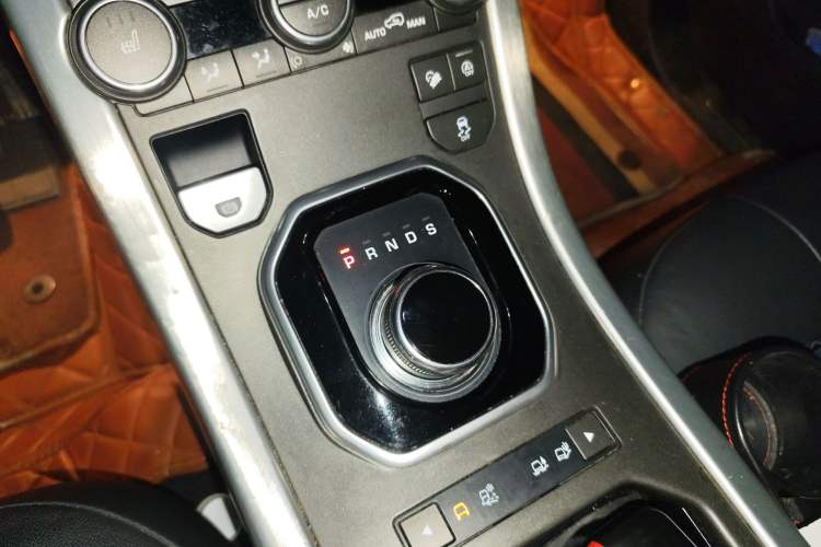 Used Land Rover Range Evoque 2018 240 PS SE Smart Brilliance Edition Gear Lever