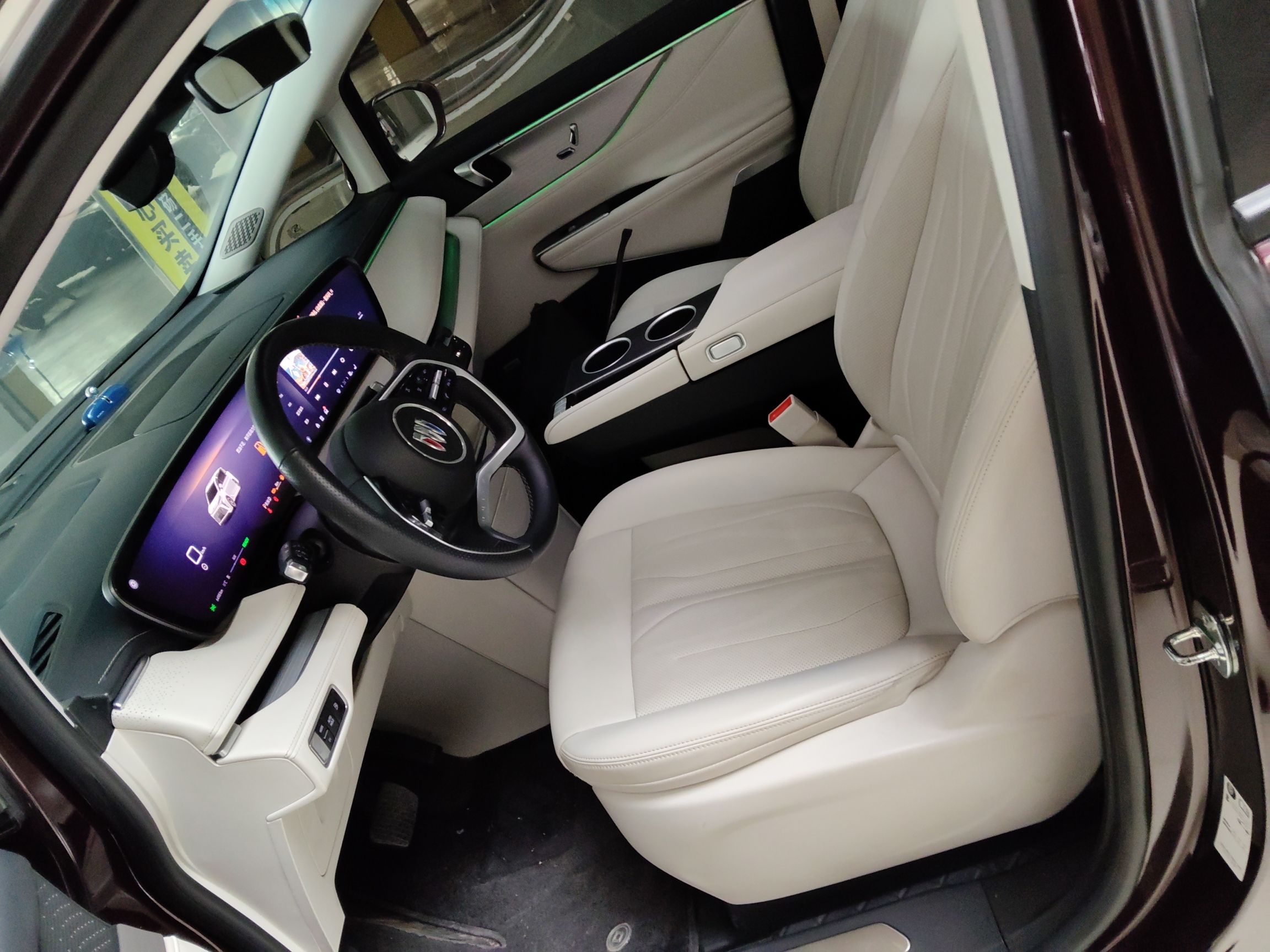 المقاعد الأمامية داخل السيارة