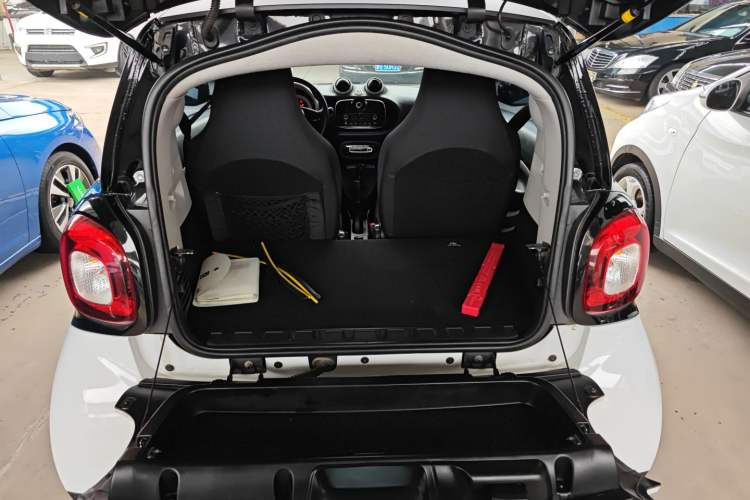 Used smart fortwo 2015 1.0L 52 kW hardtop Dynamic version
