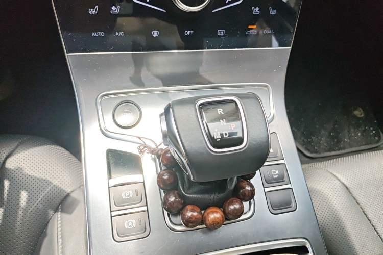 Used Hongqi H5 2022 Classic Model 1.8T Automatic Smart Connect Flagship Edition Gear Lever