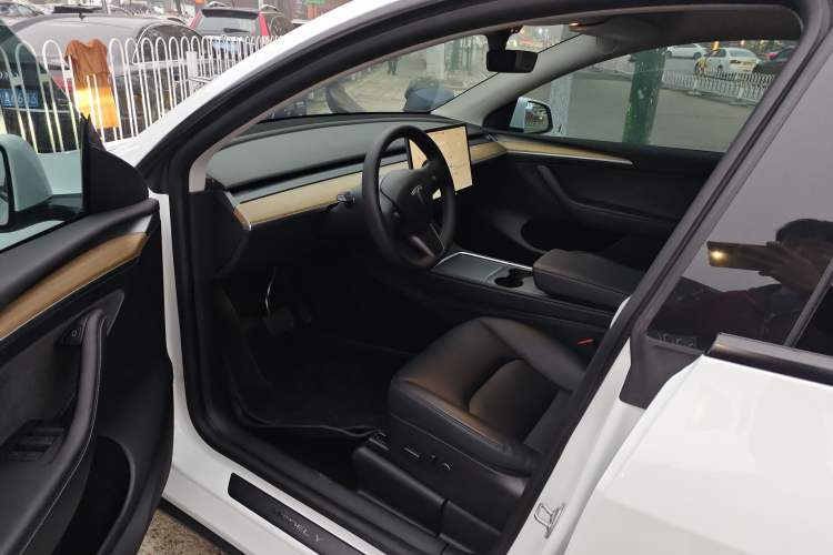 Used Tesla Model Y 2022 Long-Range All-Wheel-Drive Version
