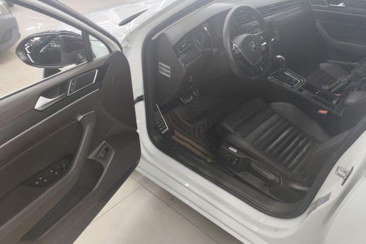 Used Volkswagen Variant 2016 380TSI Two-Wheel-Drive Style Edition Driver Seat