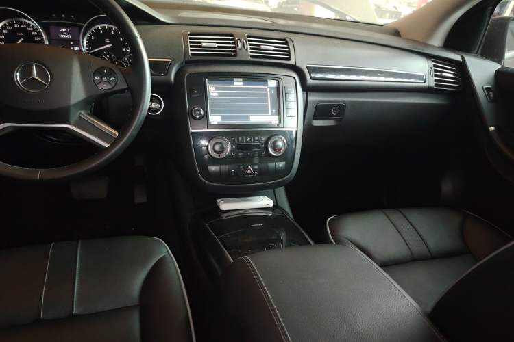 Used Mercedes-Benz R-Class 2017 R 320 4MATIC Business Edition Prestige Model Audio And AC Panel