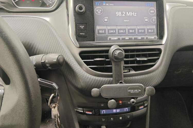 Used Peugeot 2008 2014 1.6L Automatic Fashion Edition Audio And AC Panel