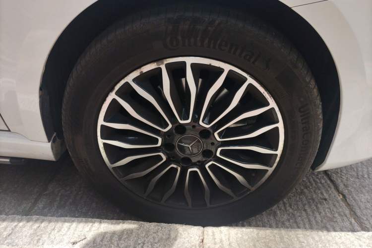 Used Mercedes-Benz V-Class 2017 V 260 L Prestige Extended Edition Right Front Wheel Hub