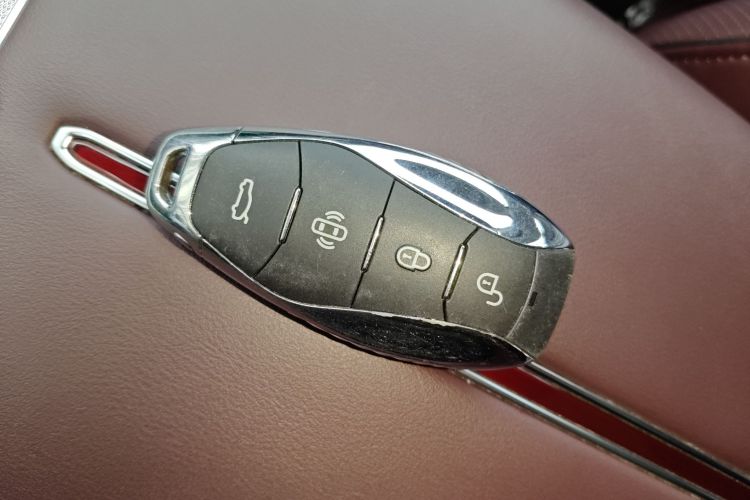 Used Hongqi HS7 PHEV 2024 2.0T PHEV Four-Wheel Drive Flagship Edition 7 Seats Vehicle Key