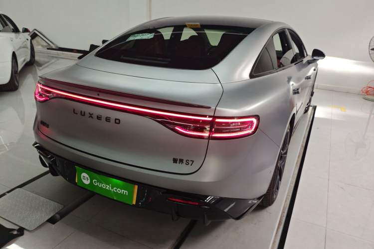 Used Hima Luxeed S7 2025 785 km Ultra