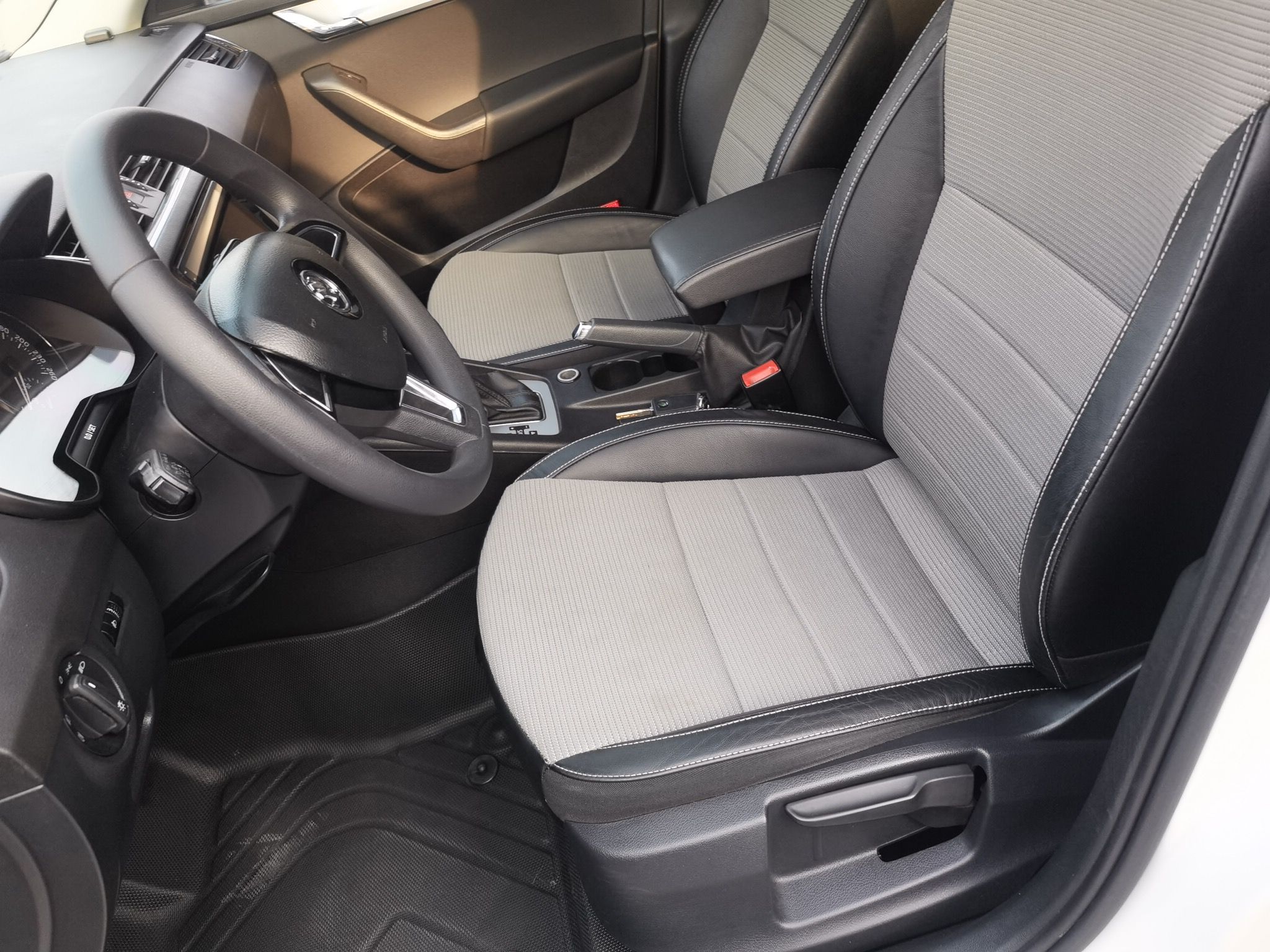 Переднее сиденье в автомобиле