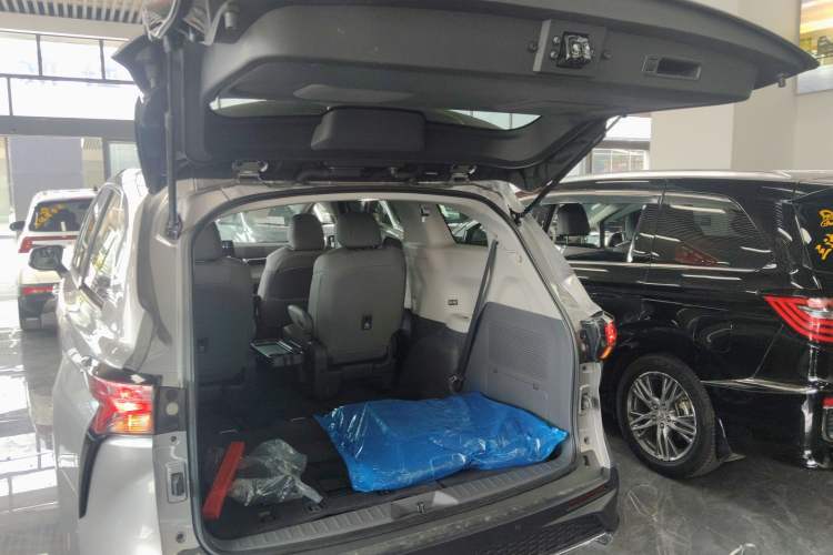 Used Toyota Granvia 2024 2.5L Hybrid Comfort Edition