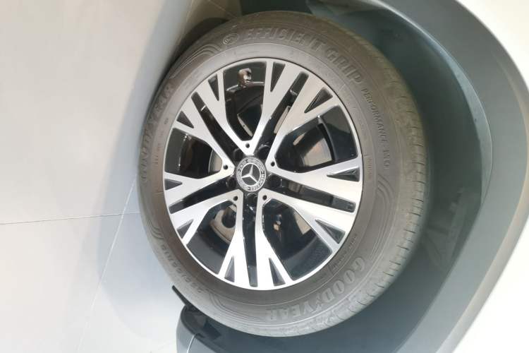 Used Mercedes-Benz GLB 2024 Refresh GLB 220 Dynamic Edition Right Front Wheel Hub