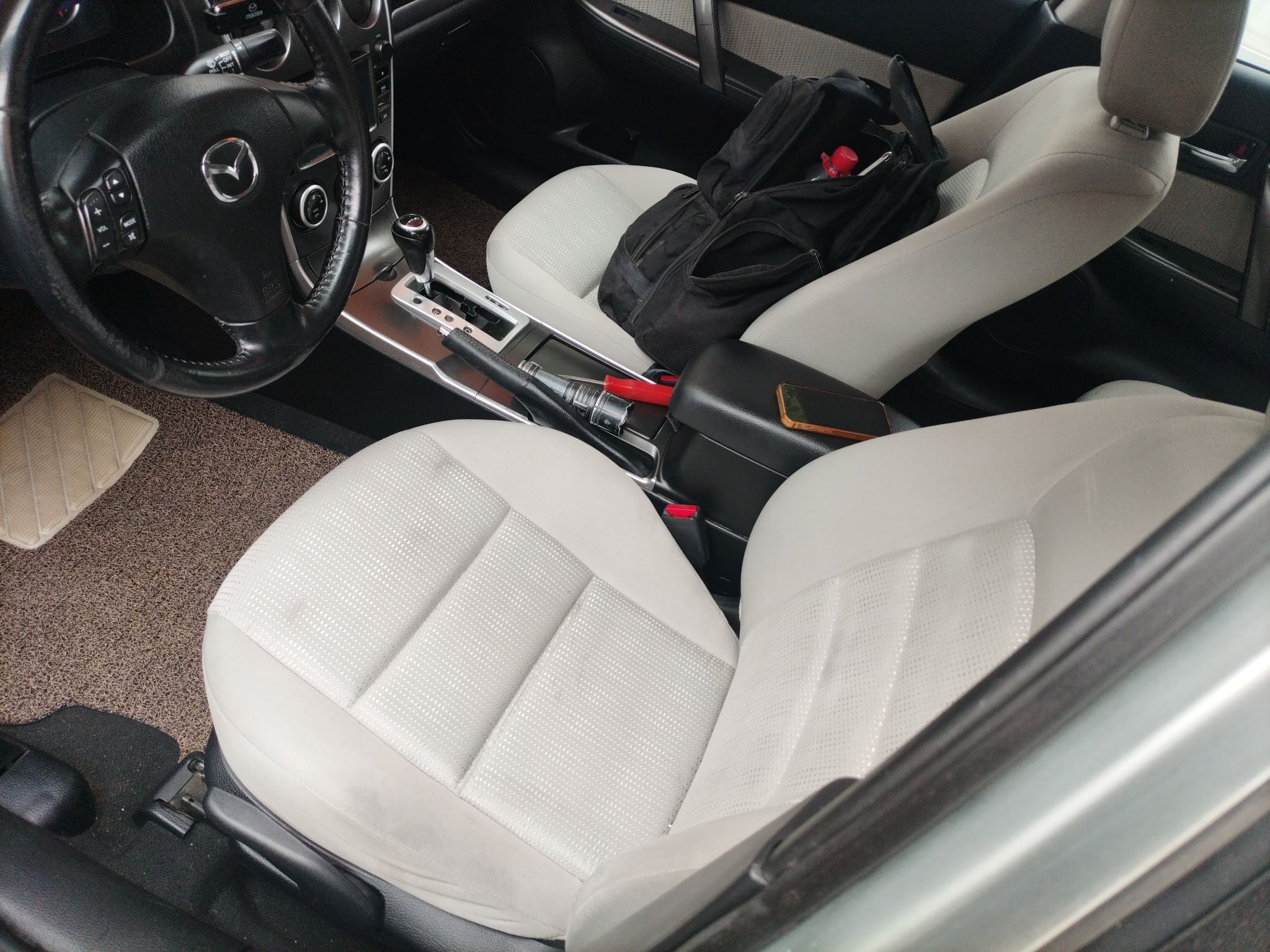 Переднее сиденье в автомобиле