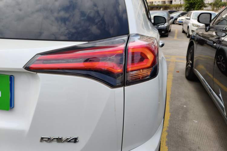 Used Toyota RAV4 2019 2.0L CVT Two-Wheel Drive Luxury Version China VI Standard