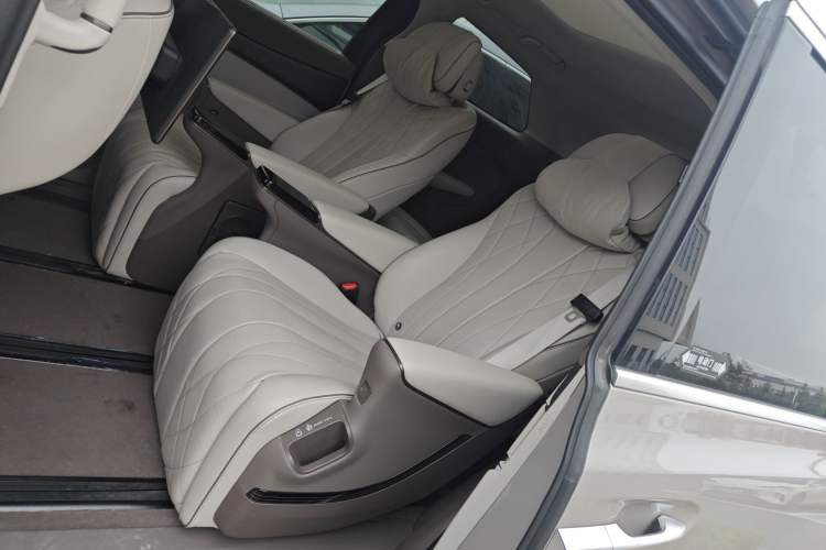 Used Denza D9 2022 DM-i 970 Four-Wheel Drive Flagship Model
