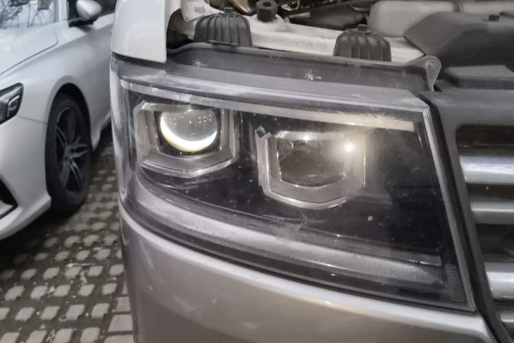 Used Jinbei New Hiace S 2023 1.5L Wealth Edition Passenger Van 5/6/7-Seater Non-Air-Conditioned Version SWC15M Right Front Headlight