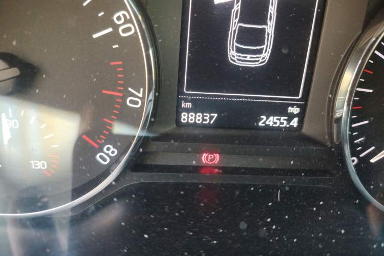 Used Skoda Octavia 2015 1.6L Manual Yijun Edition Odometer Close Up